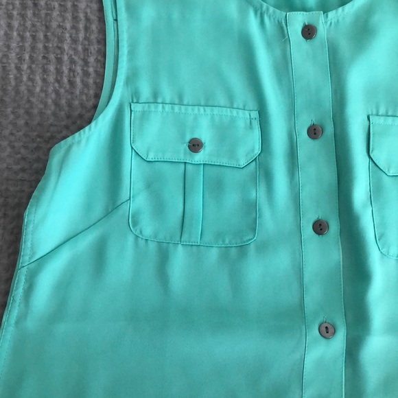 Sleeveless light green blouse - Picture 4 of 5